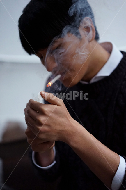 남성,남자,담배,흡연,금연,담배연기,담배꽁초,불씨,라이터,니코틴,건강,사람,인물,인간,human,person,남성,남자,man,male