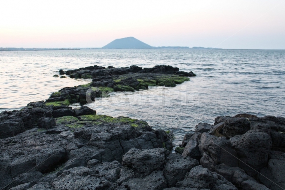 제주도,여행,바다,성산,해변,섬,자연,풍경,nature,landscape,한국자연풍경,한국자연경관,korea nature landscape,해변,바다,beach,sea,제주도,jeju,jeju island,rock,록,water,물,shoreline,해안선,outdoors,옥외,ocean,대양,promontory,곶
