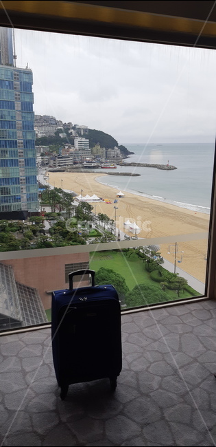 여행가방,해운대,해운대바다,호텔창,부산