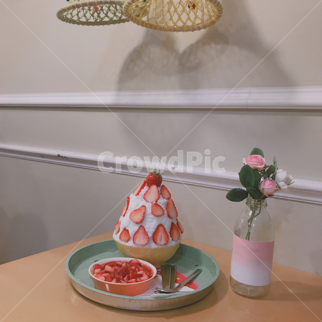 딸기,빙수,딸기빙수,카페,꽃,귀여움,감성,장미,핑크,빨강,여름