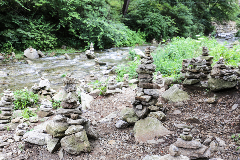 돌탑,시냇물,여름,자갈,바위,소원,기도,기원,자연,풍경,nature,landscape,한국자연풍경,한국자연경관,korea nature landscape,한국전통,한국문화,korean traditional,korean culture,종교,신앙,religion,belief,faith,rubble,파편,ground,바닥
