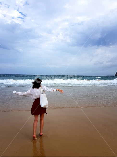 바다,바닷가,해변,여자,뒷모습,물,파도,sea,beach,바다풍경,바닷가풍경,wave