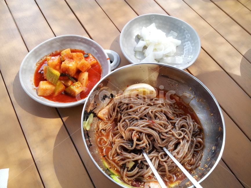 막국수,깍뚜기,냉면,메밀국수,음식,식사,김치