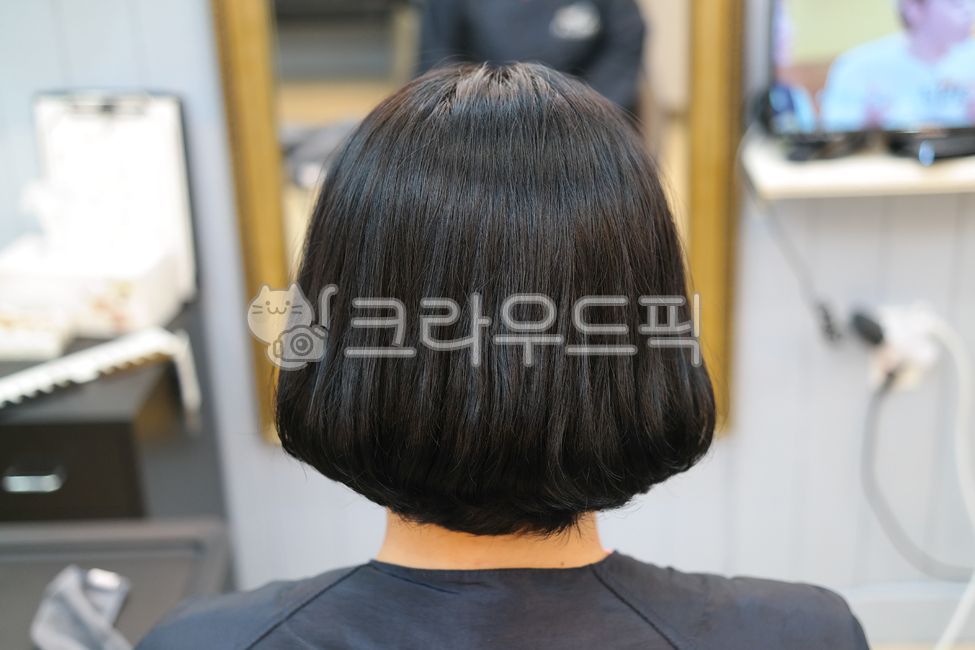 단발머리,단발,헤어스타일,검은머리,뒷모습,뒤,머리,펌,파마,검은색,흑발,윤기,광택,뷰티,미용,미용실,스타일
