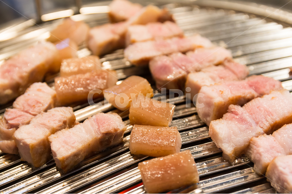 삼겹살,불판,돼지고기,오겹살,삼겹살구이,덩어리,조각,맛있는,음식,한국요리,요리,고기,육류,기름진,지방,살코기,외식,회식,음식점,음식,식재료,요리,food,cook,meal,dishes,food reserves,육류,고기,meat