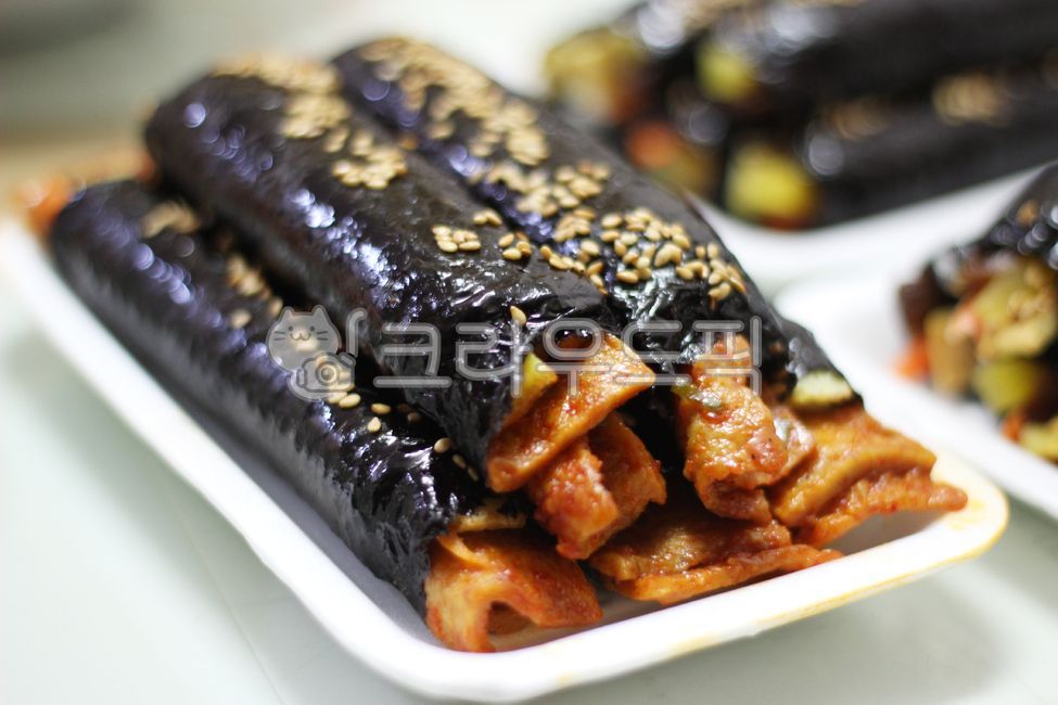 김밥,밥,김밥말이,충무김밥,한입김밥,줄김밥,한국음식,한식,어묵김밥,오뎅김밥,매운김밥,매운어묵김밥,불어묵김밥,분식메뉴,김밥추천,한끼식사,간편식,김밥레시피,스트리트푸드,테이크아웃,맵단짠,매운요리,도시락메뉴,분식집메뉴,가성비음식
