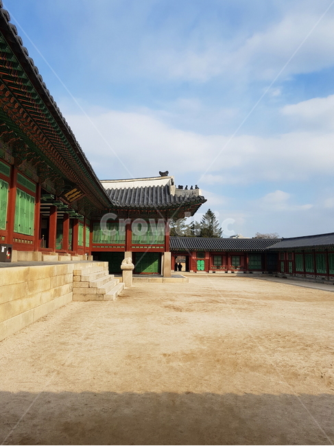궁궐,기와,한국의전통가옥,한국의멋,궁궐안,하늘,구름,마당,흙마당,풍경,한국문화,koreanculture,koreantraditional,한국전통,한국문화,korean traditional,korean culture,랜드마크,landmark,tourist attraction,한국랜드마크,한국관광지,한국명소,korea landmark,korea tourist attraction,건축물,건물외관,exterior,building,structure,architecture,construction