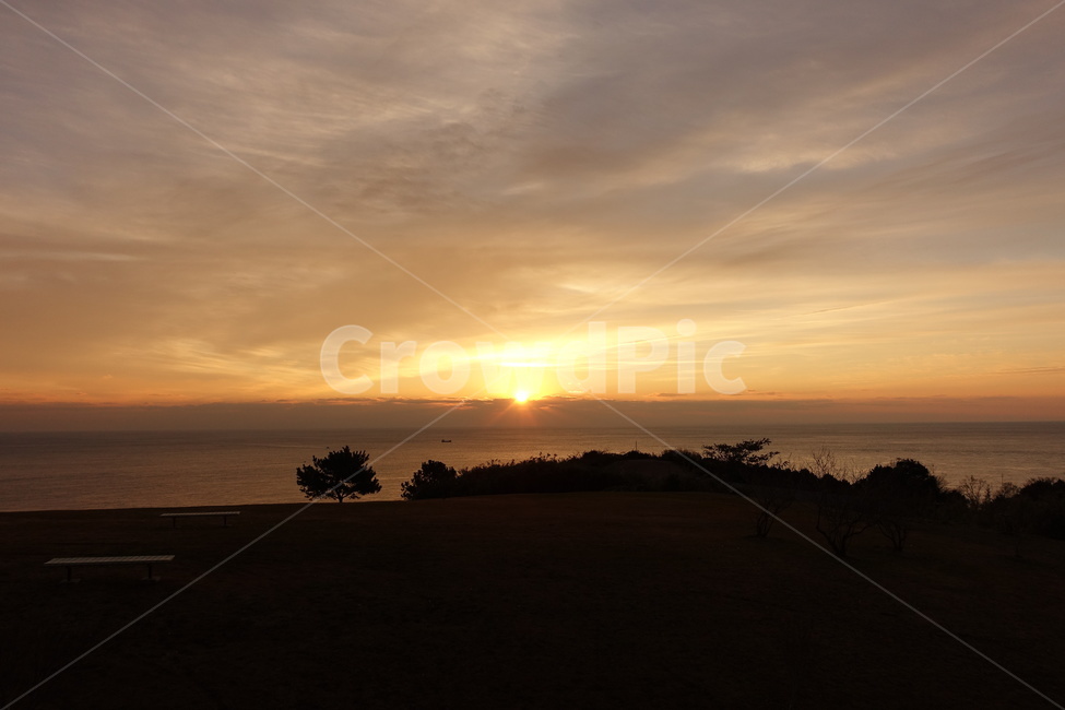 일출,바다,구름,하늘,수평선,자연,풍경,nature,landscape,outdoors,옥외,sky,sunset,일몰,dusk,황혼,dawn,새벽,red sky,붉은 하늘