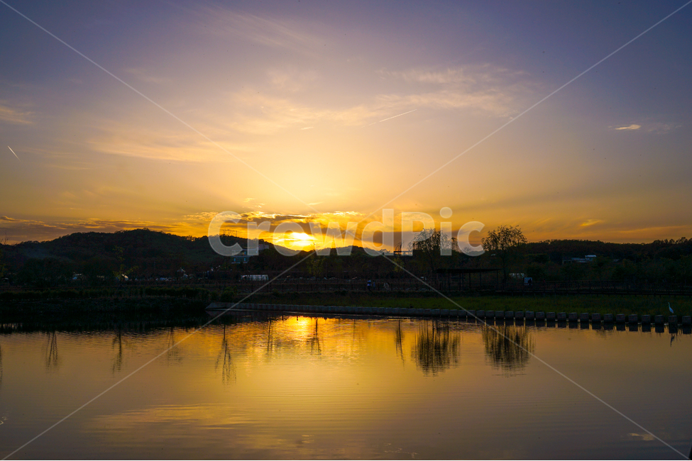 석양,노을,해넘이,호수,나무,풍경,자연,풍경,nature,landscape,outdoors,옥외,water,물,dusk,황혼,sunset,일몰,sky,하늘,dawn,새벽,red sky,붉은 하늘