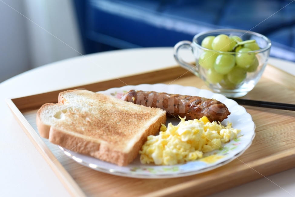 lunch,bread,Grill,egg,egg dishes,sausage,bowl,wooden tray,eating,food,picture,morning,meal,Tray,toast,brunch,green grape,healthy food,cooking,Scrambled Eggs