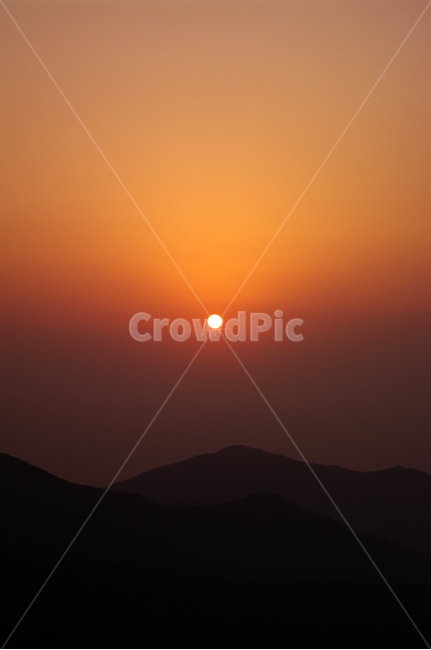 노을,하늘,산,구름,일출,풍경,자연,풍경,nature,landscape,outdoors,옥외,sky,sunset,일몰,dusk,황혼,dawn,새벽,red sky,붉은 하늘