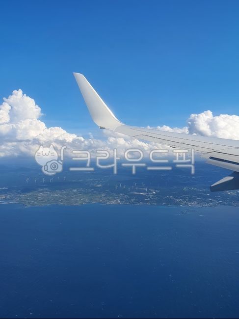 sky,flight,blue sky,nature,aircraft,Public,sky road,cloud,fly,blue,ocean,background,airplane,vacation,wing,travel