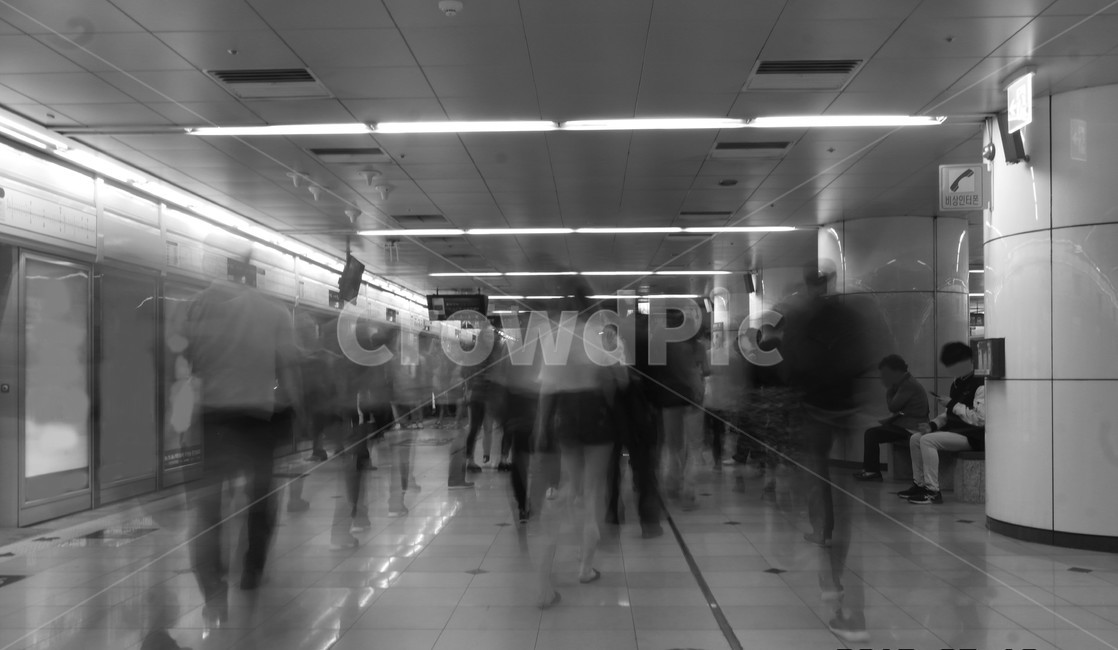 시간,흐름,바쁨,지하철,흑백