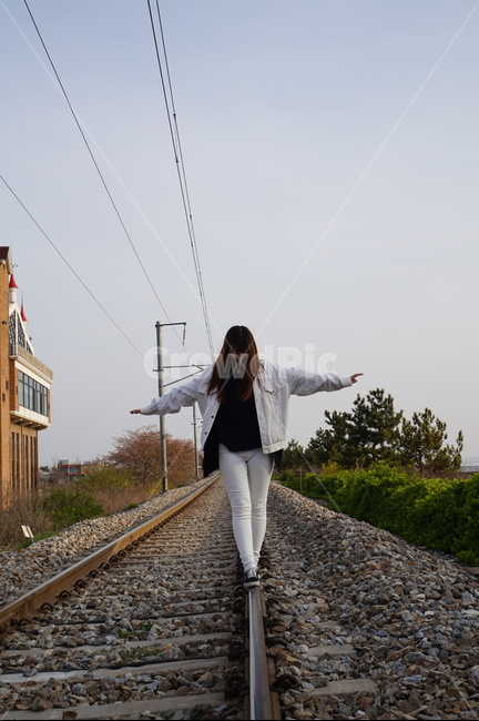 기찻길,여자,뒷모습,하얀옷,균형,사람,인물,인간,human,person,여성,여자,woman,female,lady,여행,휴가,traveling,vacation,trip