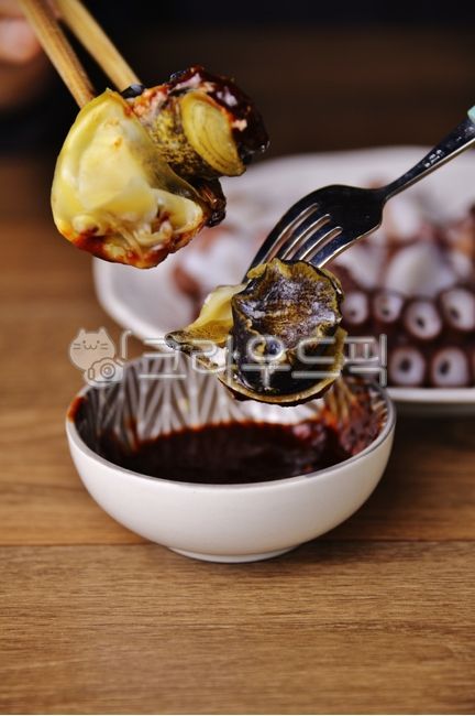 reflection,octopus,beating,octopus sashimi,boiled octopus,plate,food,fork,sea beat,stone octopus,octopus leg,ingredients,sea creatures,super long,mollusk