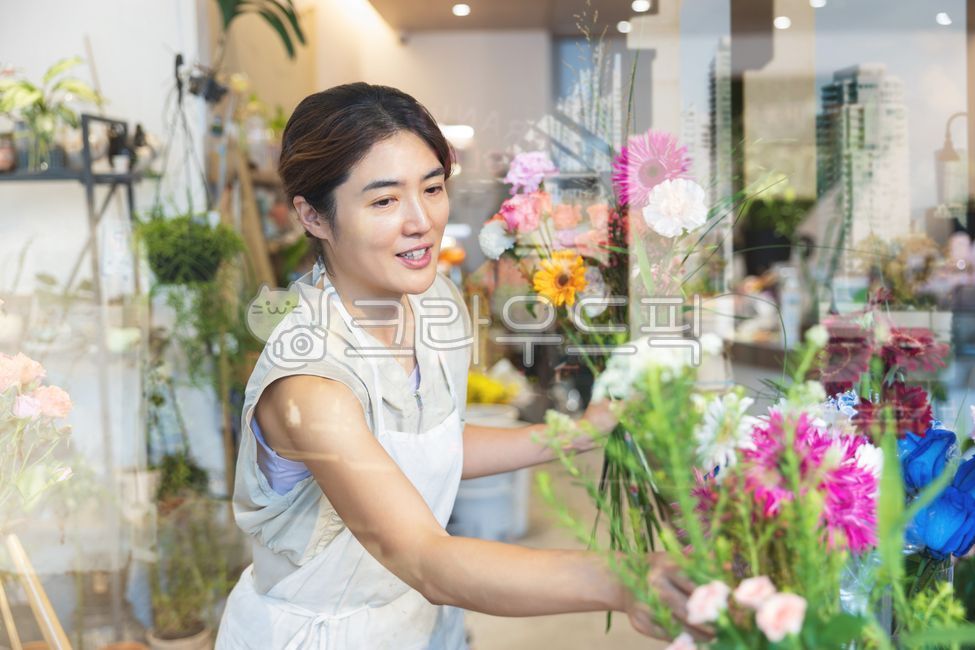 Small business,florist,business,merchant,store,home gardening,flowerpot,flower shop,plant,planterior,gardening,indoor,occupation,work,store owner,professional,Korean,flower arrangement,retail,owner,care,management,operation,face,wo