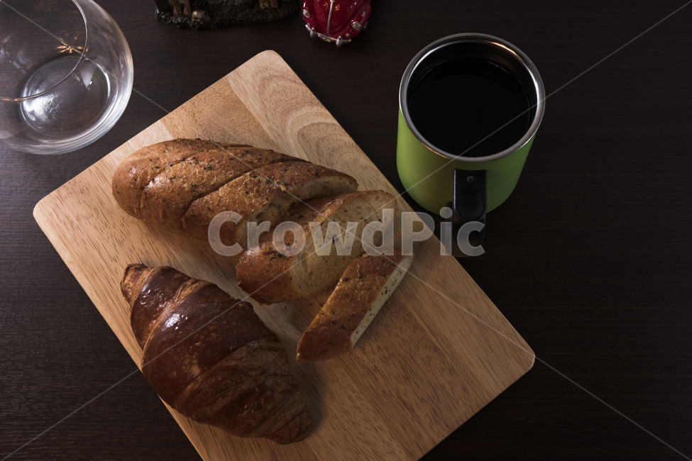 컨셉,빵,바케트빵,크로와상,음식,연출,커피,빵플레이팅,concept,direction,food,bread,meal,coffee,croissant,cup,steel,green,glass,음식,식재료,요리,food,cook,meal,dishes,food reserves,빵,bread,커피,카페,coffee,cafe