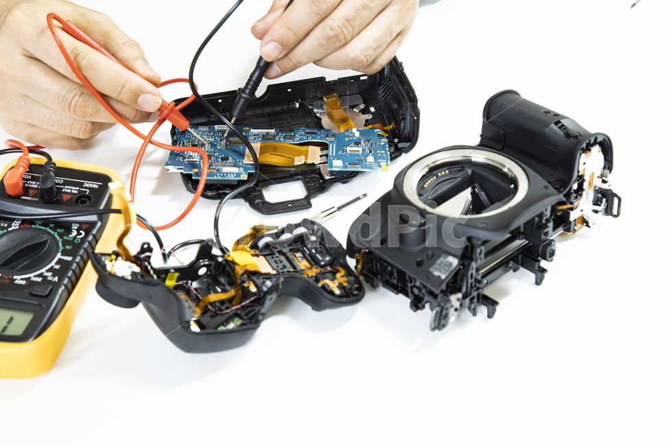 broken,repair,mirror,part,tester,decomposition,aluminum,electronic circuit,body,mount,mended,plastic,Board,driver,screw,damaged,science,assembly,camera,circle,case,hand