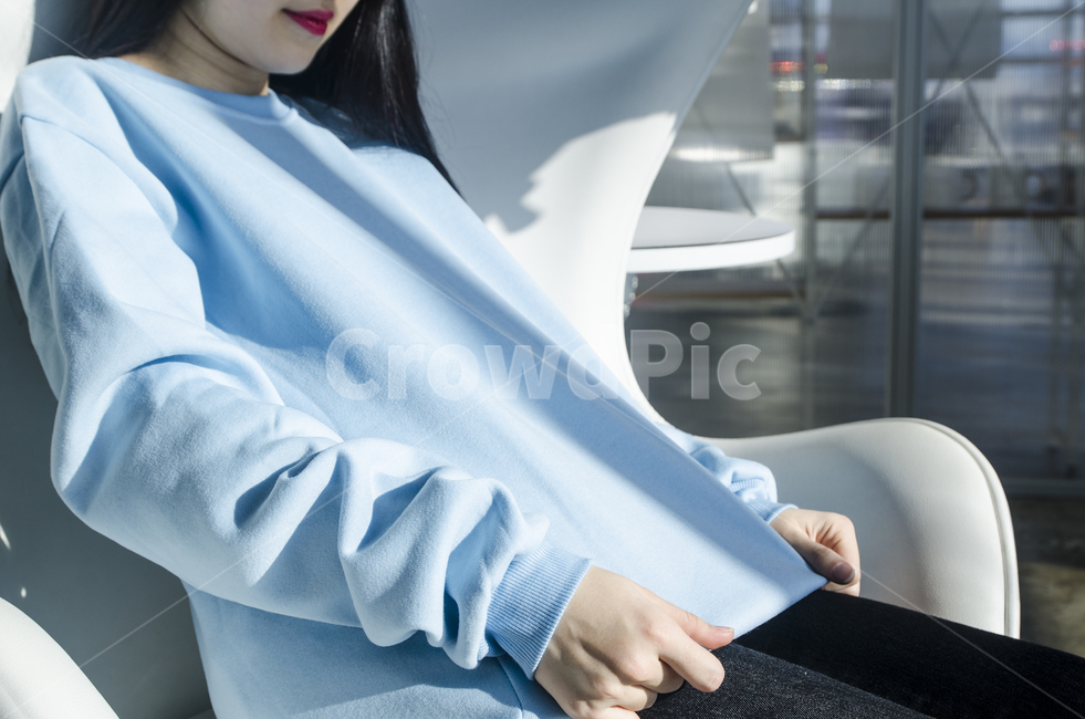 맨투맨,티셔츠,모델,여성의류,여자옷,사람,인물,인간,human,person,여성,여자,woman,female,lady,패션스타일,의상,fashion,style,색깔,색상,색채,색감,color sense,color sensitivity,feeling of color