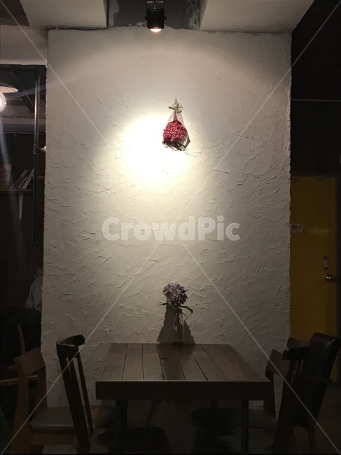 카페,분위기,벽,조명,꽃,테이블,좌석,잔잔한,조용한,인테리어,실내디자인,interior design