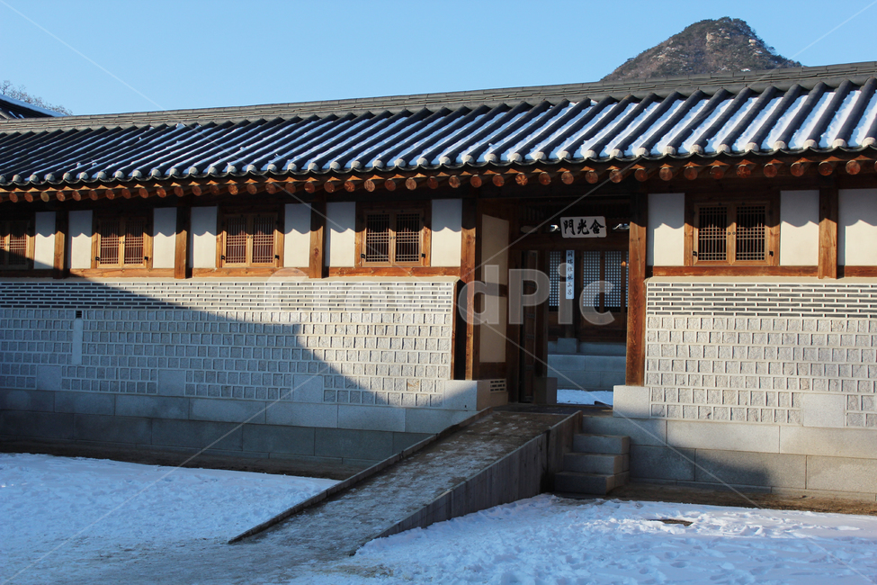 경복궁,gyeongbokgung,한옥,궁,서울,선,구조,집,전통,전통가옥,한국,문화재,한국문화,기와,서까래,잡상,고궁,tiledroof,ancientpalace,korea,seoul,culturalassets,겨울,계절,winter,season,한국전통,한국문화,korean traditional,korean culture,건축물,건물외관,exterior,building,structure,architecture,construction