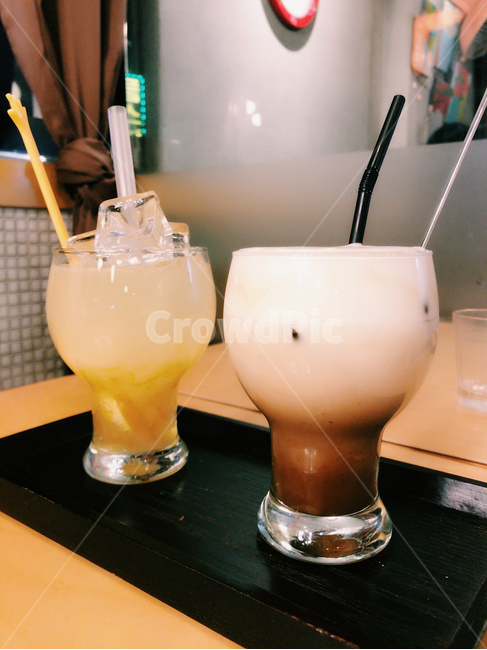 음료두잔,카라멜마끼아또,레몬티,분위기좋은곳,유리컵,얼음음료,커피,카페,coffee,cafe