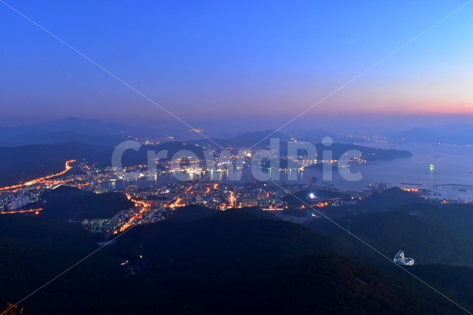 미륵산,바다,야경,통영,일출,가을,풍경,탐방,미래사,한려해상국립공원,자연,파란하늘,그림같은,칼라풀,뷰티플,아름다운,힐링,감성,정취,산세,명산,전망,조망,100대명산,nature,산,등산,트레킹,풍경사진,비경,경치,청명,가을날씨,경관,암봉우리,mountain,케이블카,섬,미륵도,바다백리길,달아길,여명,나폴리,야경,밤,풍경,nightscape,night,landscape,도시,city,한국도시풍경,한국도시경관,korea cityscape,outdoors,옥외,scenery,aerial view,조감도,vehicle,차량,transportation,교통,boat,보트