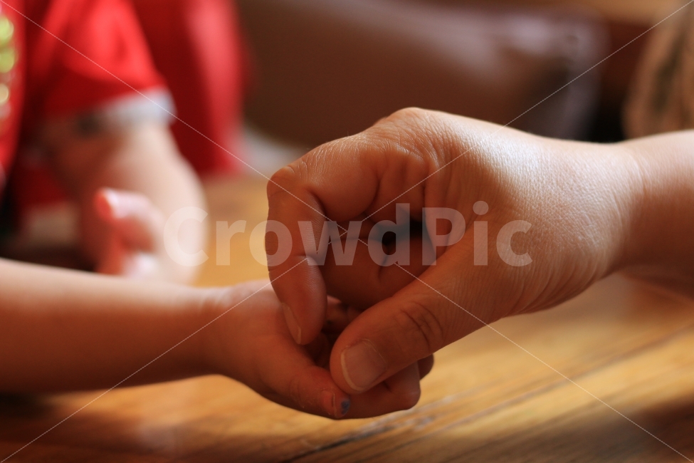 가족,사랑,사람,자녀,모녀,부모,아이,성장,비교,크기,애정,러브,love,family,peopel,손,같이,서로,동심,엄마,어린이,어머니,세월,흔적,감정표현,인물,인간,person,감정,기분,emotion,컨셉,콘셉,concept,feeling,커플,따뜻함,사람,인물,인간,human,person,신체일부,몸,body,손,제스처,표시,손짓,표현,gesture,hand,sign,expression,가족,패밀리,family,감정표현,기분,feeling,emotion,연출,컨셉,콘셉,direction,concept