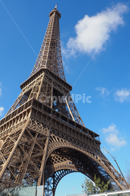 에펠탑,파리,프랑스,하늘,맑은하늘,구름,랜드마크,landmark,tourist attraction,해외,외국,세계,foreign,oversea,world,세계랜드마크,해외랜드마크,외국랜드마크,world landmark,world tourist attraction,spire,첨탑,steeple,뾰족한 탑,tower,탑,architecture,건축물,building,건물