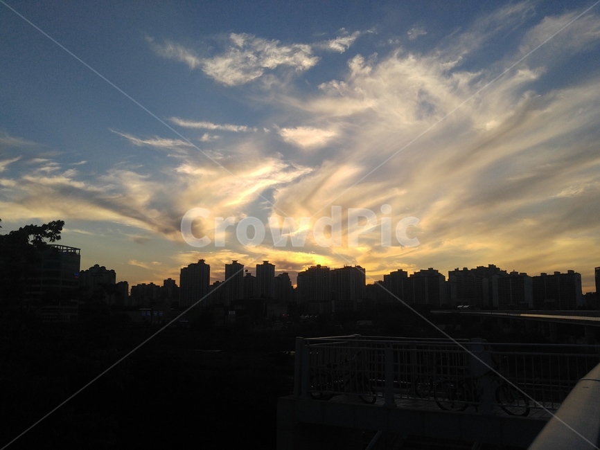 하늘,구름,깃털구름,해질녘,노을,실루엣,건물,아파트,sky,cloud,sunset,도시,풍경,city,landscape,한국도시풍경,한국도시경관,korea cityscape,실루엣,그림자,silhouette,shadow,nature,자연,outdoors,옥외,일몰,dawn,새벽,red sky,붉은 하늘,dusk,황혼