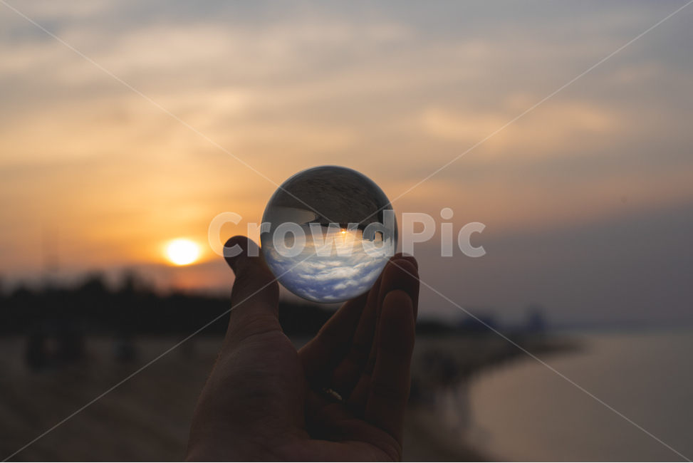유리구슬,일몰,바다,sunset,구슬,자연,풍경,nature,landscape,사람,인물,인간,human,person,신체일부,몸,body,사물,물건,오브젝트,thing,object,matter,sphere,구체