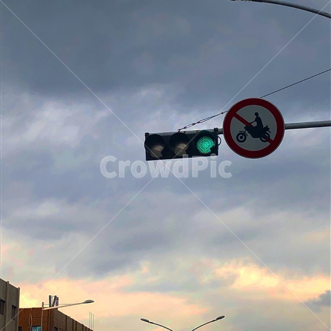 하늘,신호등,구름,도시,sky,blue,cloud,sign,trafficsign,city,greenlight,gostraight,교통,교통수단,traffic,transportation