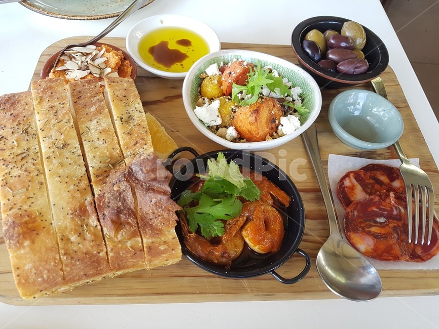 스페인음식,타파스,따빠스,감바스,올리브,초리조,빵,식사,스패니쉬,점심,맛있는,테이블,주전부리,서양음식,양식,짭짤한음식,spanishcuisine,tapas,gambas,새우요리,shrimpdish,olive,bread,meal,lunch,yummy,delicious,table,테이블세팅,tablesetting,snack,westernquisine,exoticfood,푸드데코레이션,fooddecoration,플레이팅,plating,음식,식재료,요리,food,cook,meal,dishes,food reserves