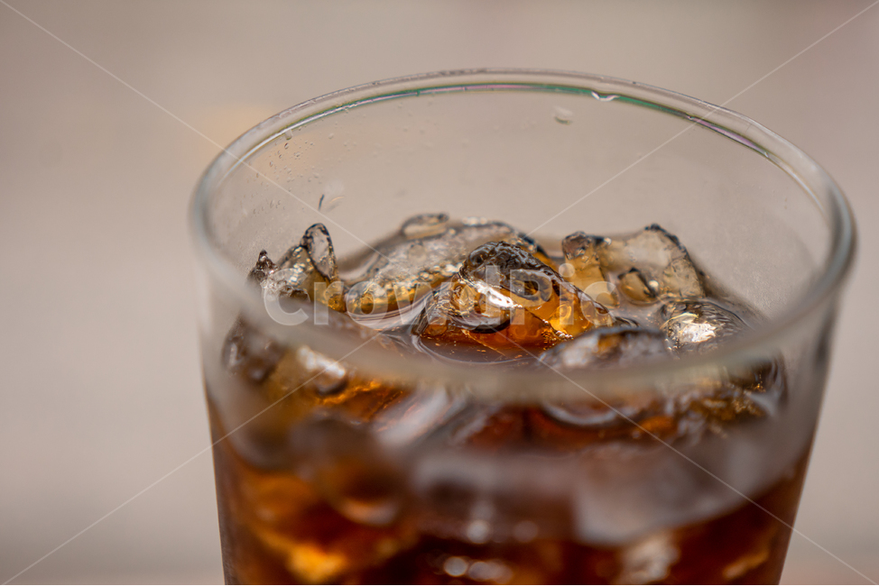 탄산음료,음료,콜라,얼음,시원한,여름,summer,iced,ice,탄산,차가운,나무테이블,클로즈업,더운날,톡쏘는,여름,계절,summer,season,음료수,drink,beverage,glass,유리,alcohol,알코올,음주,마실 것