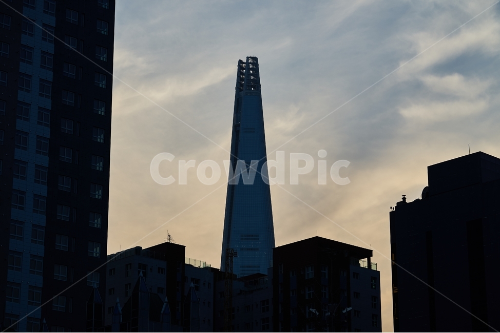어둠,일몰,노을,롯데타워,하늘,구름,고층건물,건물,타워,반전