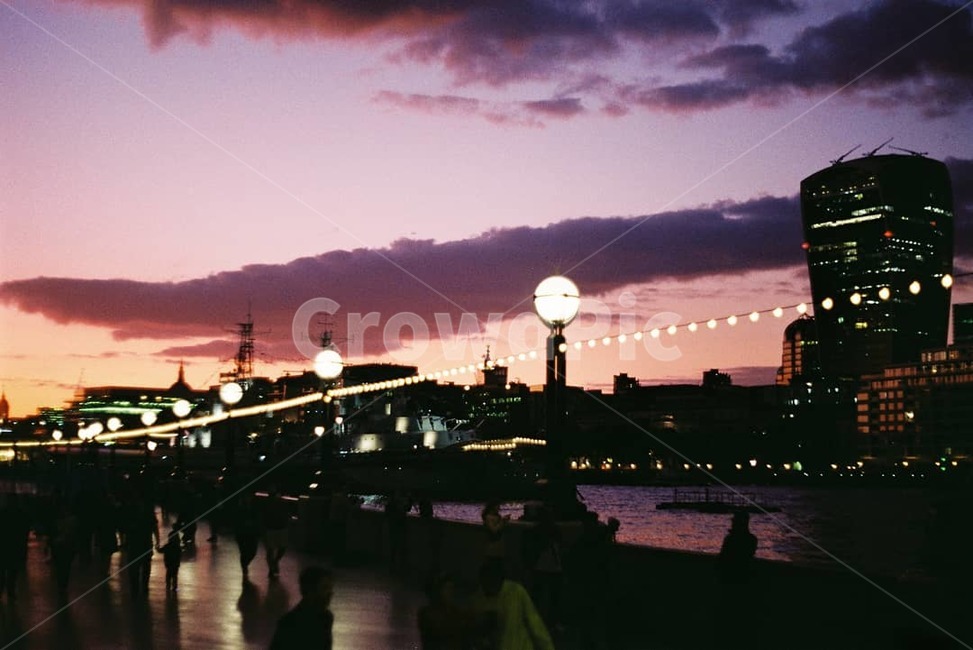 런던,유럽,템즈강,노을,해질녘,전구,사람,인간,구름,하늘,영국,london,eroup,thames,강,river,sunset,light,person,cloud,sky,pink,beautiful,england,아름다운,야경,밤,풍경,nightscape,night,landscape,도시,city