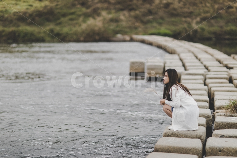 징검다리,하천,인물,여자,풍경,portrait,landscape,river,girl,사람,인물,인간,human,person,여성,여자,woman,female,lady,감성,sensible,feeling,고독함,외로움,쓸쓸함,우울함,슬픔,lonely,solitary