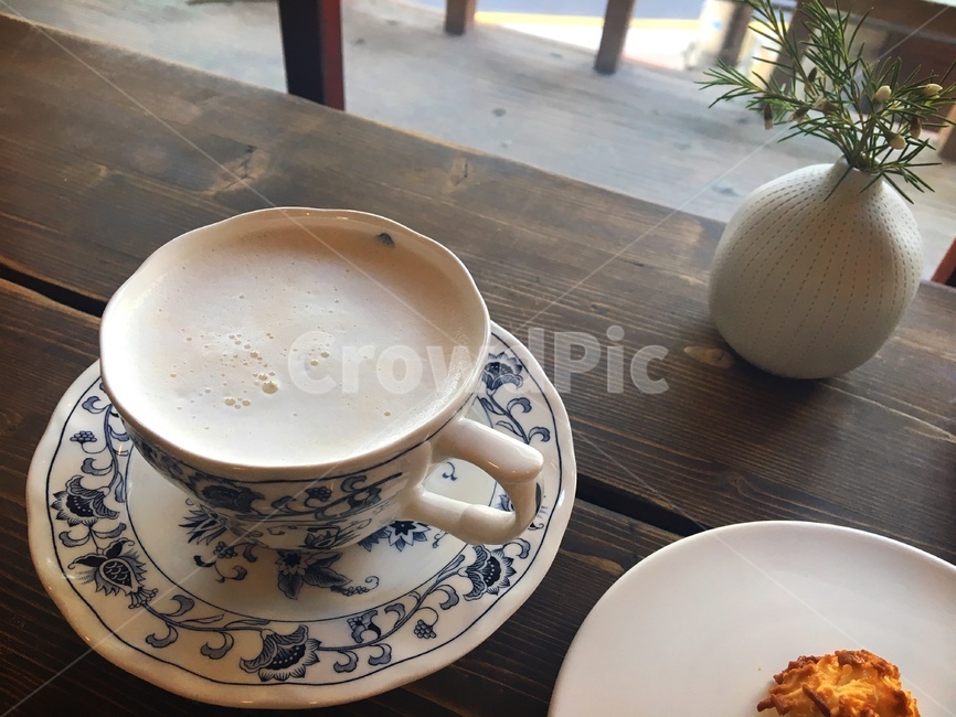 밀크티,디저트,스콘,후식,차,찻잔,화분,감성,따뜻한,milk,우유거품,우유,tea,milktea,desert,음식,음료,drink,카페,부드러움,달달,달콤,거품,티타임,빵,브레드,bread,화병,간식,food,커피,카페,coffee,cafe