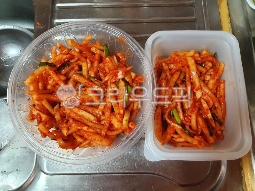 Korean traditional cuisine,Radish kimchi,Raw radish vegetables,pickled food,No cooking,green onion,food,side dish,Korean food,ingredients,Radish,cooking,spicy food,Types of Kimchi