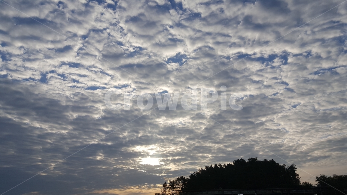 하늘,구름,태양,산,나무,여명,양털구름,희망,출발,이정표,방향,아름다움,장관,하늘이불,흰색,회색,파란색,검은색,갈색,명암,굴곡,빛,틈,구름사이,Sky,cloud,sun,mountain,dawn,woolcloud,hope,milestone,direction,beauty,intestinaltract,white,gray,blue,shade,light,자연,풍경,nature,landscape,outdoors,옥외,weather,날씨