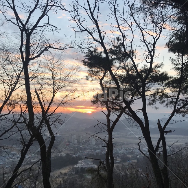해돋이,새해,산,풍경,아침,자연,풍경,nature,landscape,outdoors,옥외,sky,하늘,sunset,일몰,dusk,황혼,dawn,새벽,red sky,붉은 하늘