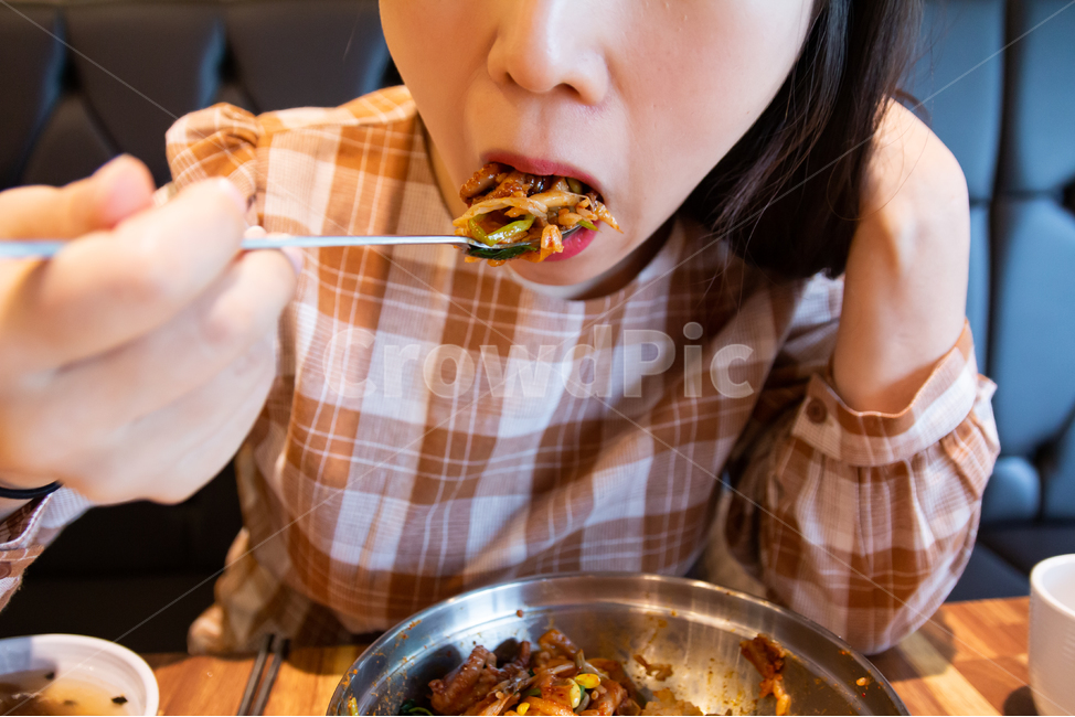 비빔밥,볶음밥,여성,혼밥,식당,외식,식사,숟가락,다이어트,음식,요리,매운,매콤한,나물,나물비빔밥,맛있는,사람,인물,밥,사람,인물,인간,human,person,여성,여자,woman,female,lady,음식,식재료,요리,food,cook,meal,dishes,food reserves