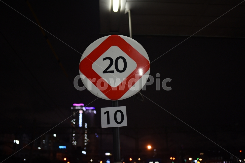 표지판,속도판,기찻길,야경,기차역,야경,밤,풍경,nightscape,night,landscape,교통,교통수단,traffic,transportation,road sign,도로 표지판,sign,기호,symbol,상징