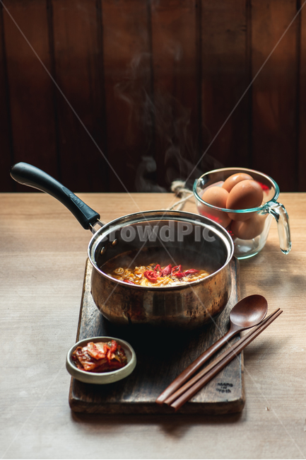 라면,한국라면,계란,계란라면,달걀,고추,나무테이블,나무도마,한국음식,한국요리,간편식,라면냄비,따끈한,매콤한,매운,얼큰한,자취요리,자취음식,혼밥,ramen,egg,woodentable,음식,식재료,요리,food,cook,meal,dishes,food reserves,면류,면요리,noodles,한식,한국음식,한국요리,korean food,korean dishes,korean meal,korean cook,감성,sensible,feeling