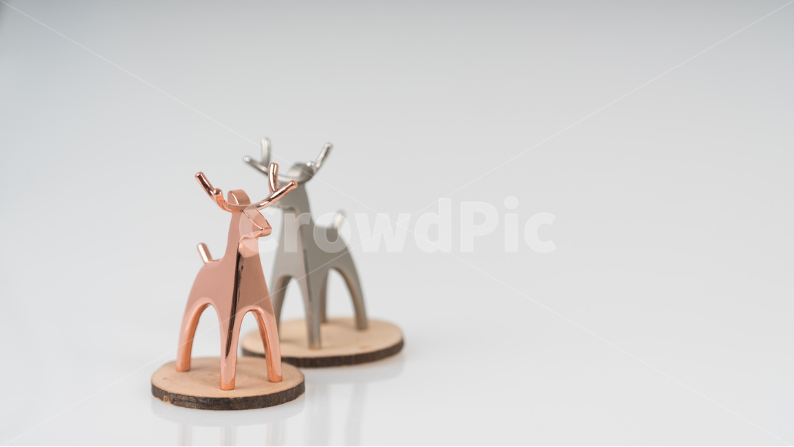 심리학,생활,커플,사슴,동상,골드,실버,함께,사랑,노루,금속,럭셔리,동물,뿔,반사,빤짝,광채,쥬얼리,루돌프,크리스마스,아웃포커싱,보석,귀금속,귀여운,액세서리,장식품,백그라운드,deer,christmas,reindeer,animal,winter,white,isolated,holiday,cartoon,snow,illustration,elk,xmas,silhouette,decoration,santa,antler,mammal,nature,cute,rudolph,art,caribou,wildlife,wild,buck,brown,animals,antlers,stag,hunting,moose,사물,물건,오브젝트,thing,object,matter,연출,컨셉,콘셉,direction,concept
