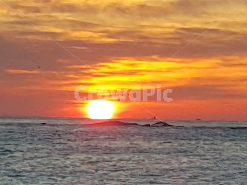 해돋이,바다,태양,아침의바다,등대,풍경,바다풍경,아침,해,고요함,새해,새해아침,시작,자연,고요한바다,붉은태양,붉은색,구름,잔잔한바다,아름다운바다,붉은해,바위,갯바위
