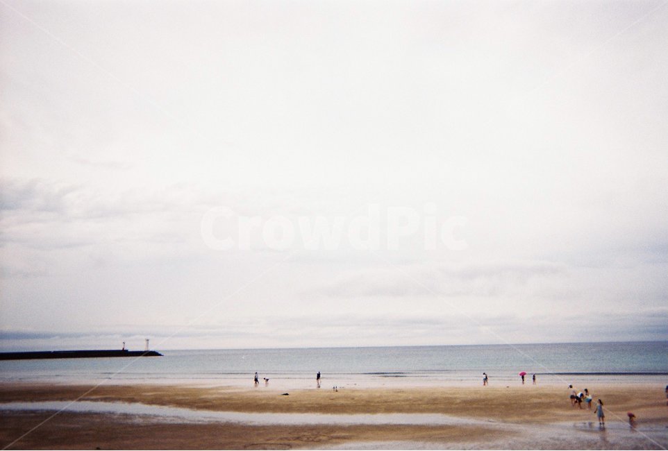 파도,제주도해변,흐린하늘,여유,고독,필름카메라,filmcamera,제주도,구름,바다,jeju,cloud,cloudy,landscape,풍경,하얀등대,파란등대,자연,풍경,nature,landscape,해변,바다,beach,sea,사람들,대중,군중,other people,crowd,outdoors,옥외