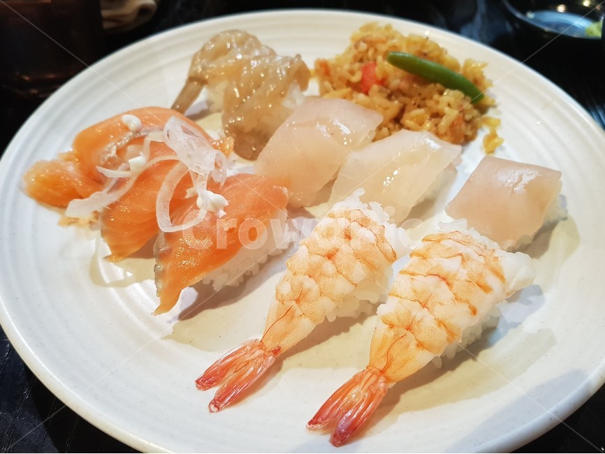 초밥,일식,새우초밥,스시,뷔페,food,음식,연어초밥,dish,요리,meal,식사,platter,플래터,sushi,salmon,shrimp,연어,새우