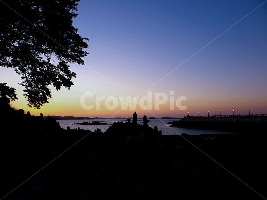 바다,일몰,바위,하늘,풍경,nature,자연,dusk,황혼,sunset,outdoors,옥외,sky,dawn,새벽,red sky,붉은 하늘,silhouette,실루엣