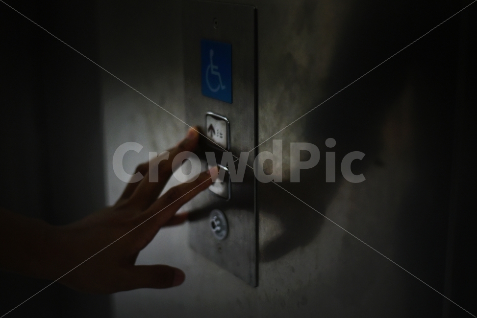 공포,호러,공포영화,어두운,엘리베이터,엘리베이터버튼,버튼,누르다,그림자,연출사진,무서운,두려움,사람,인물,인간,human,person,연출,컨셉,콘셉,direction,concept